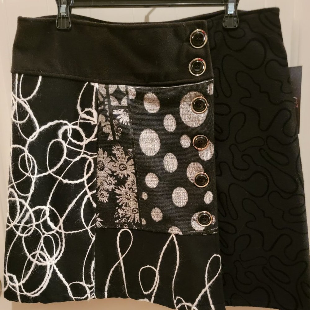 Black White Patchwork Skirt Womens Large NWT Abstract Button Detail Italy